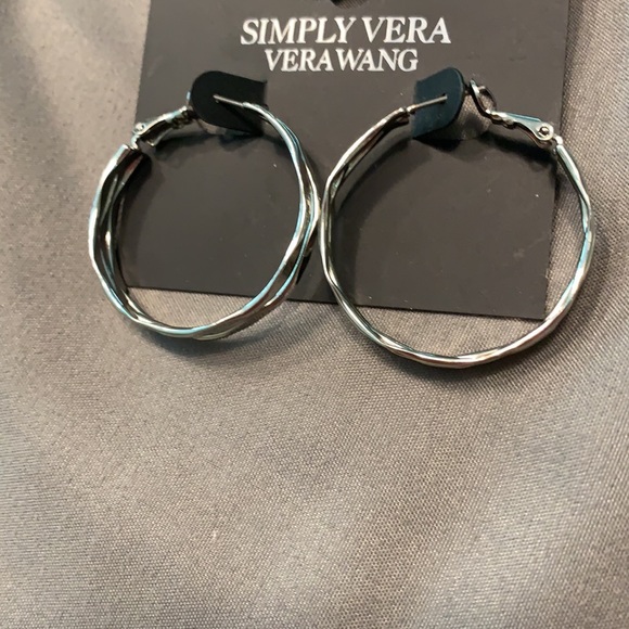 Brand new simply vera vera Wang earrings - Picture 3 of 8